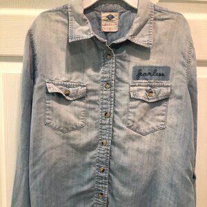 Wild Blue Sadie Robertson Fearless Women's Denim Shirt  Size Medium Frayed Hem